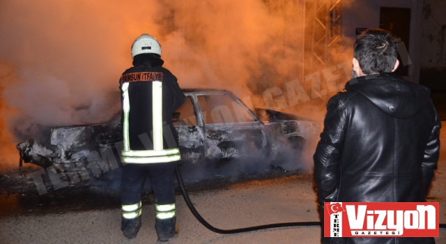 Çalışmayan aracını ateşe verdi, sönene kadar başında bekledi