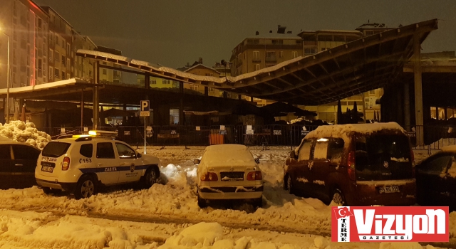 Terme’de pazar yeri çatısı çöktü