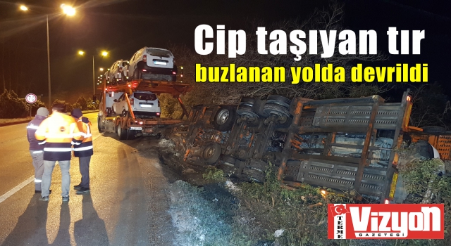 Cip taşıyan tır buzlanan yolda devrildi