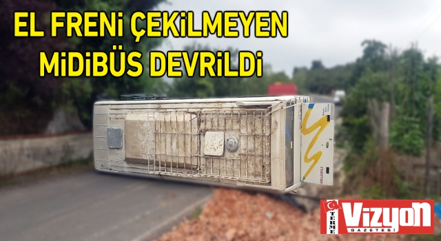 El freni çekilmeyen midibüs devrildi: 3 yaralı