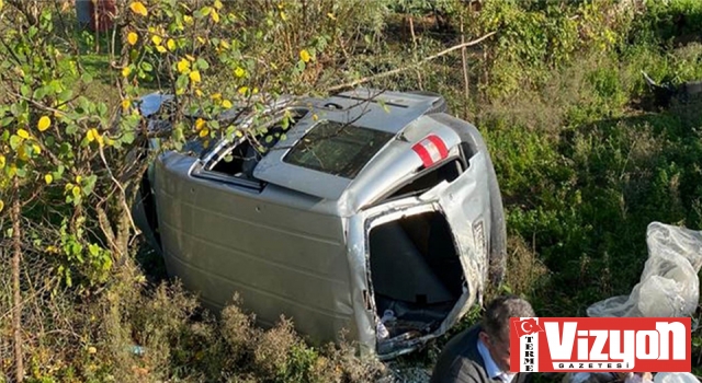 Lastiği patlayan araç şarampole yuvarlandı: 3 yaralı