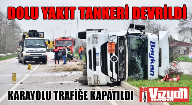 Dolu yakıt tankeri devrildi, karayolu trafiğe kapatıldı