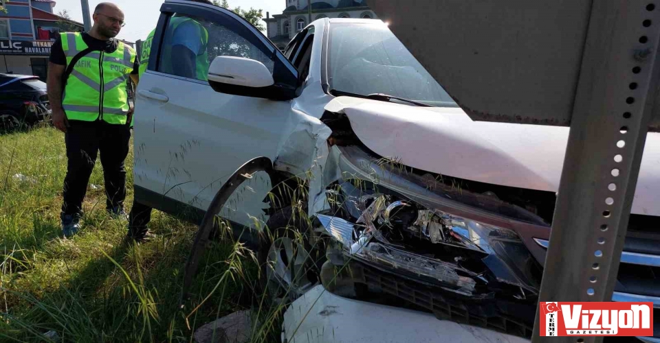 2 otomobilin çarpıştığı kazada 2 kişi yaralandı