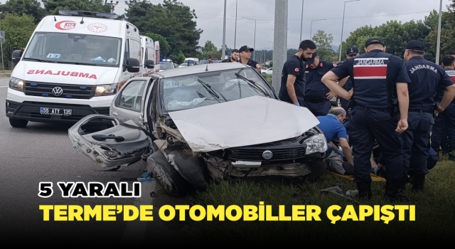 Terme’de otomobiller çarpıştı: 5 yaralı