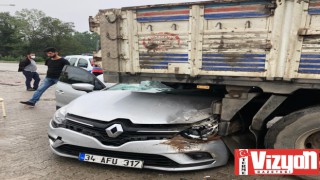 Terme’de otomobil kamyonun altına girdi: 1’i çocuk 5 yaralı