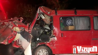 Kazada minibüs içerisinde sıkışan sürücüyü itfaiye ekipleri kurtardı