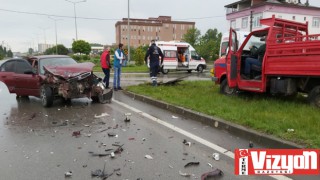 Terme’de otomobil minibüse çarptı: 4 yaralı