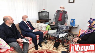 Başkan Ali Kılıç’tan yaşlı kadına tekerlekli sandalye