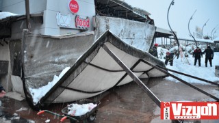 Kar yığının taşıyamayan tente yolcunun üstüne çöktü