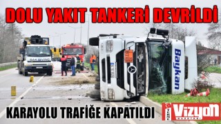 Dolu yakıt tankeri devrildi, karayolu trafiğe kapatıldı