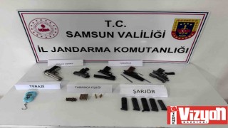 Samsun’da bir evde 5 tabanca ele geçirildi