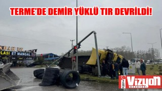 Terme’de demir yüklü TIR devrildi!