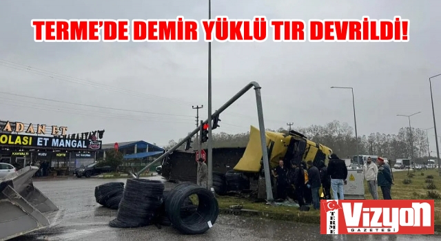 Terme’de demir yüklü TIR devrildi!