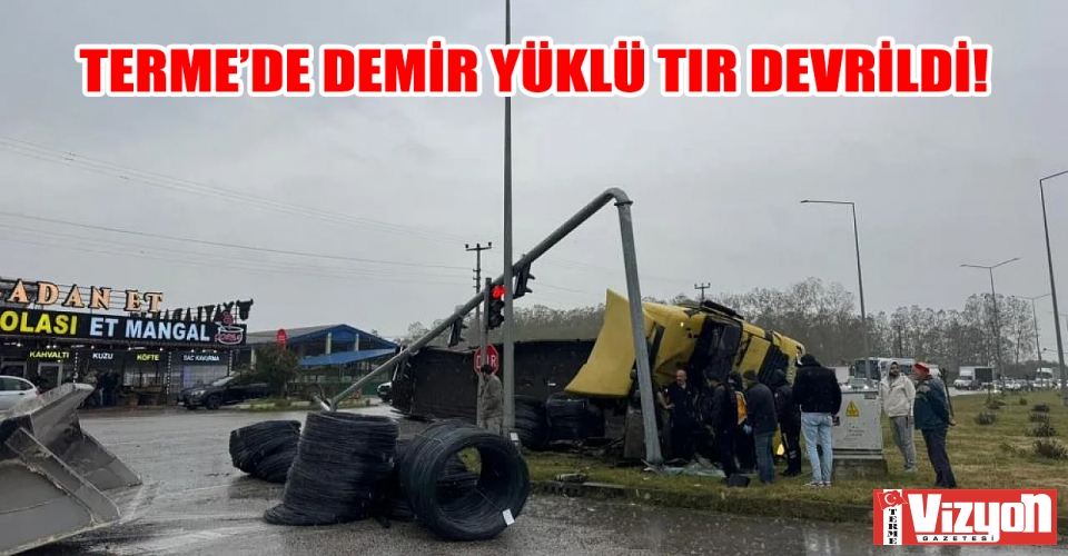Terme’de demir yüklü TIR devrildi!